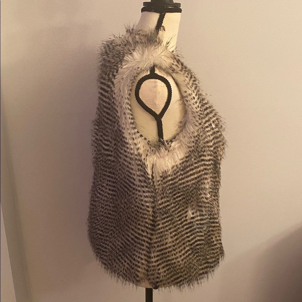 Joseph Ribkoff size 4 faux fur open vest - Picture 3 of 8